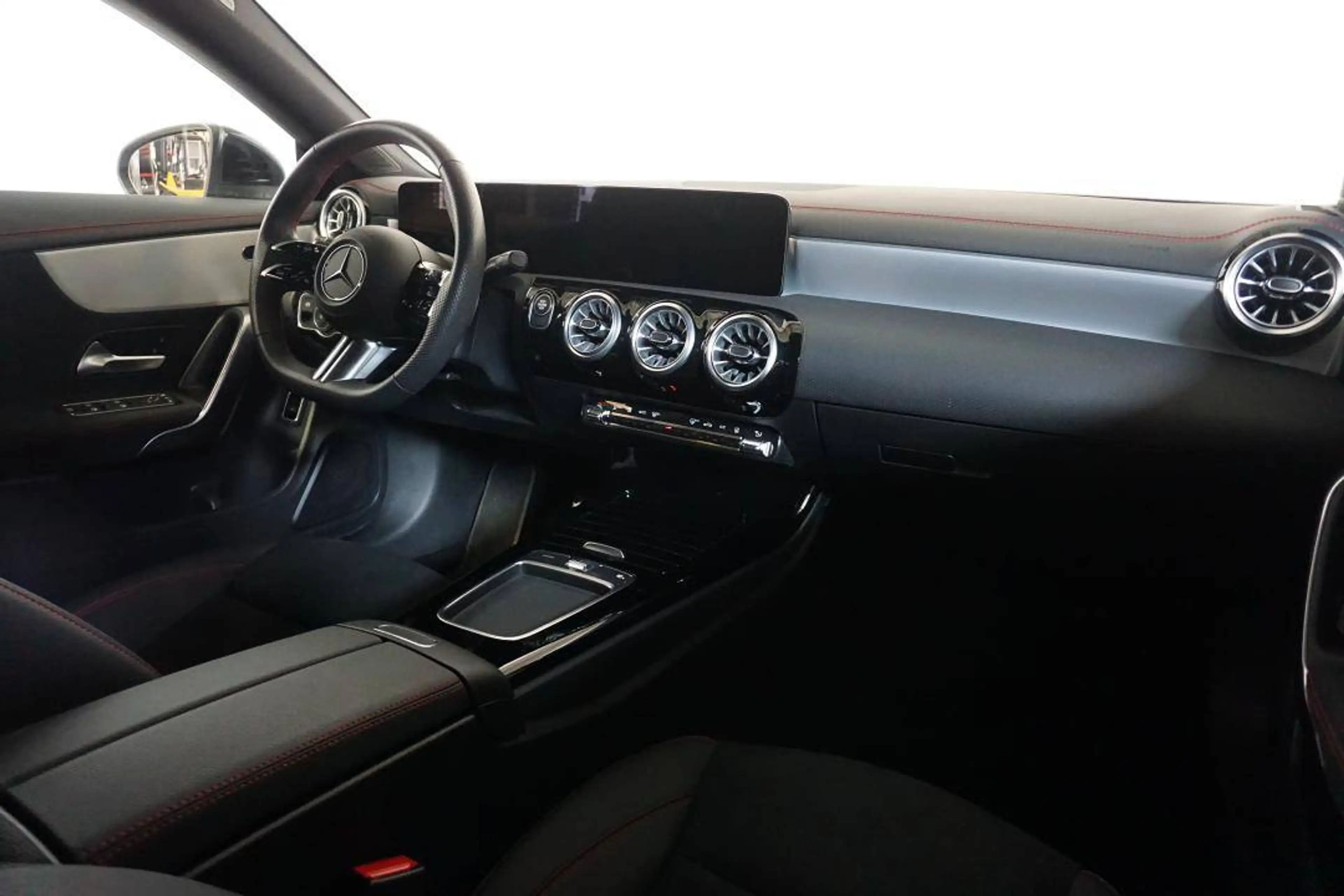 Mercedes-Benz CLA 250 AMG - MULTIBEAM LED — photo 3