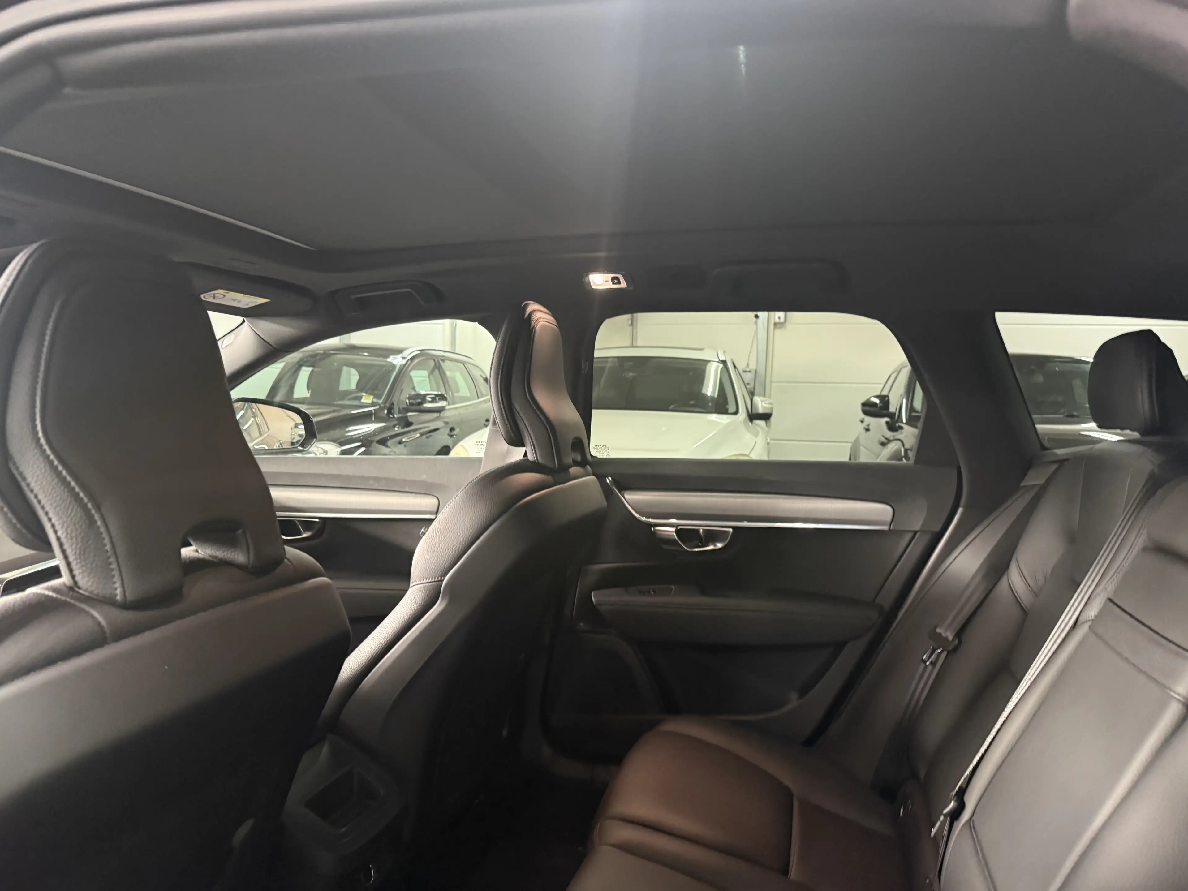 Volvo V90 Momentum AWD — photo 13