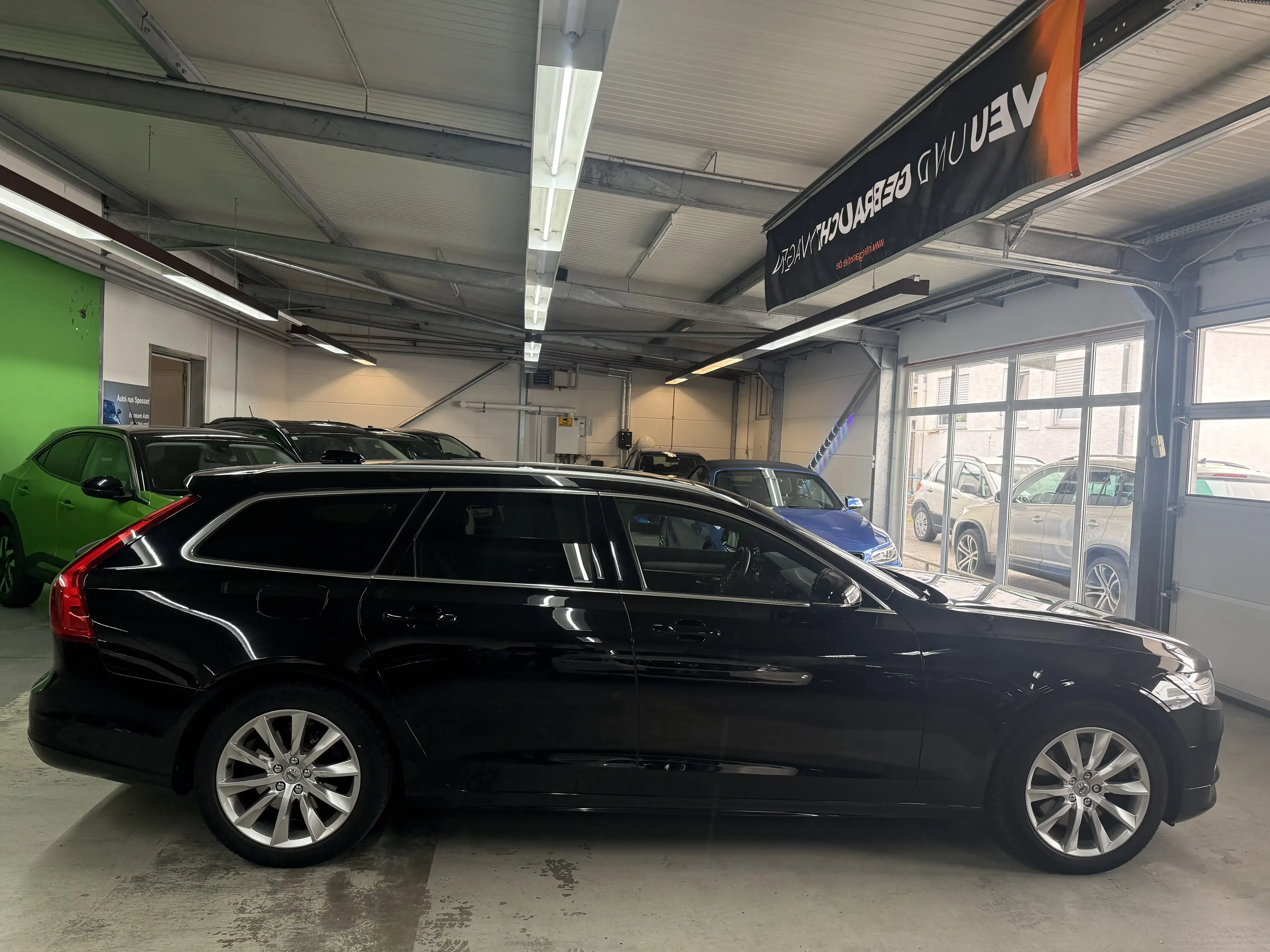 Volvo V90 Momentum AWD — photo 8