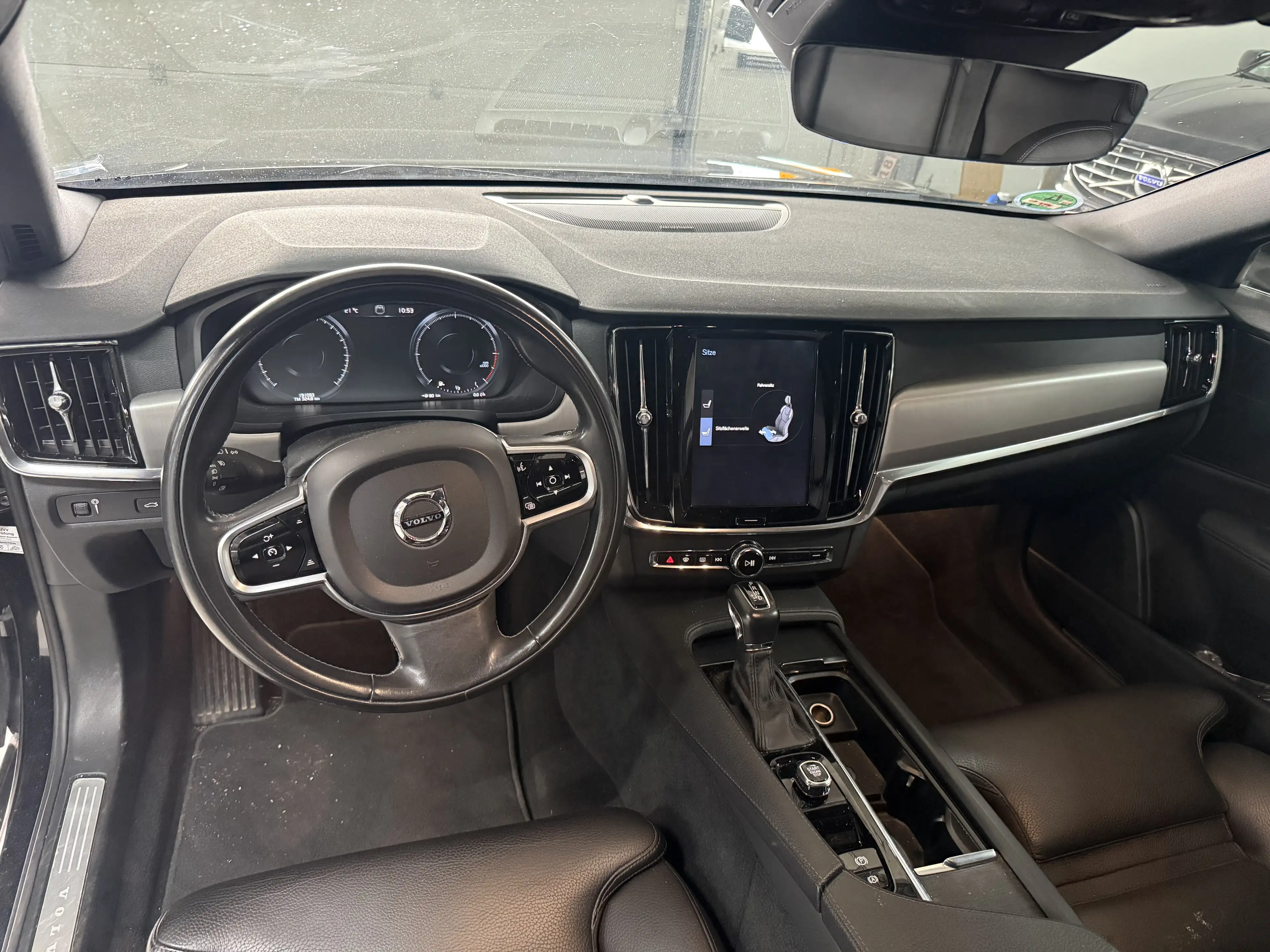 Volvo V90 Momentum AWD — photo 11