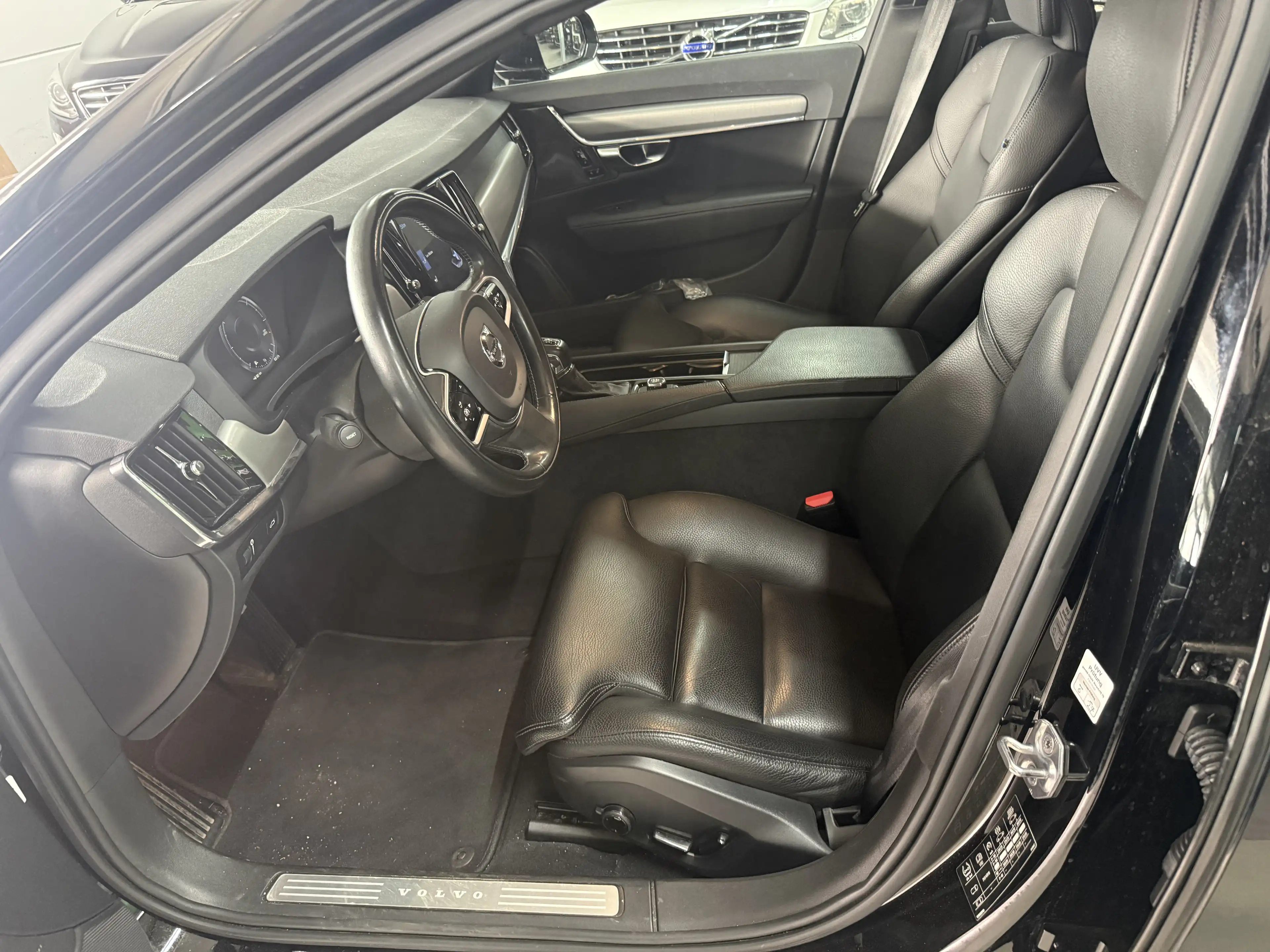 Volvo V90 Momentum AWD — photo 10