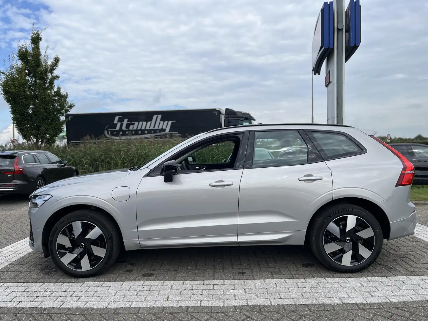 Volvo XC60 T6 Plug-in hybrid AWD Ultra Dark | Harman/Kardon | Grau - 2