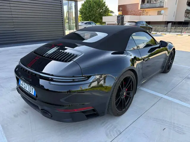 Porsche 911 view 7