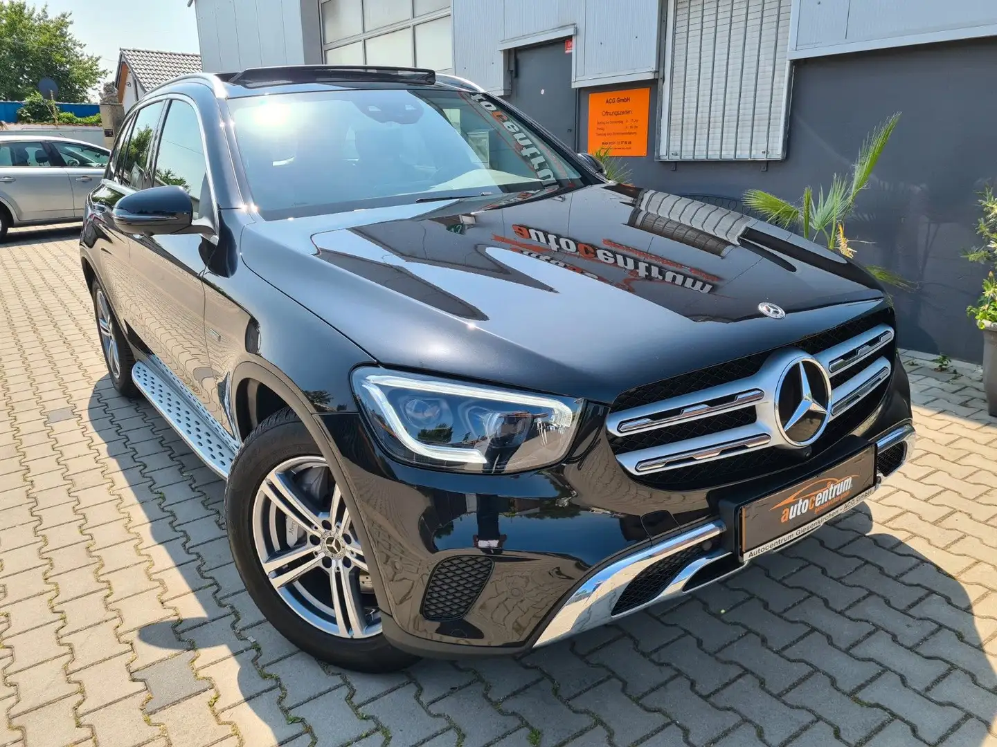Mercedes-Benz GLC 300 e OffRd*Leder*Pano*Airmtc*Massage*AHK*360 Schwarz - 2