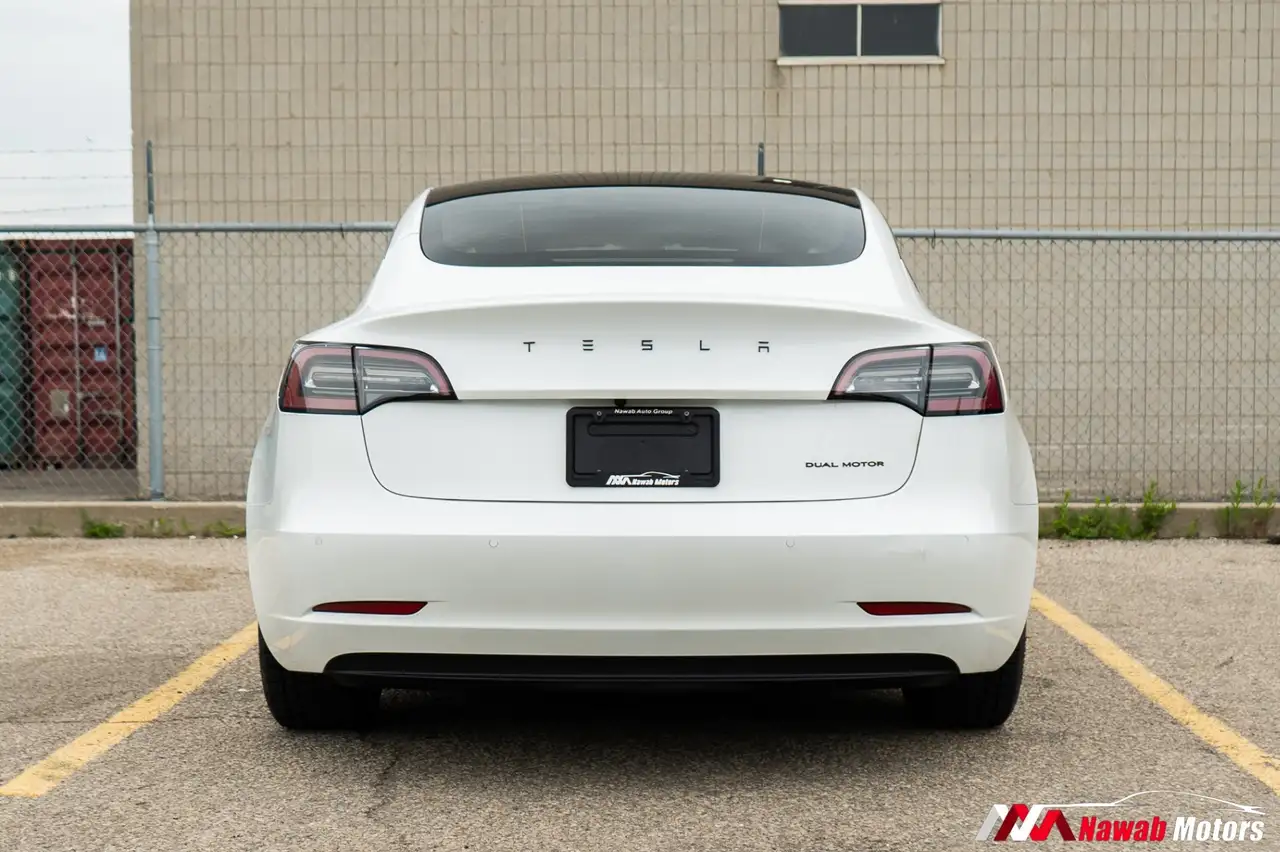 Tesla Model 3 снимка Tesla Model 3