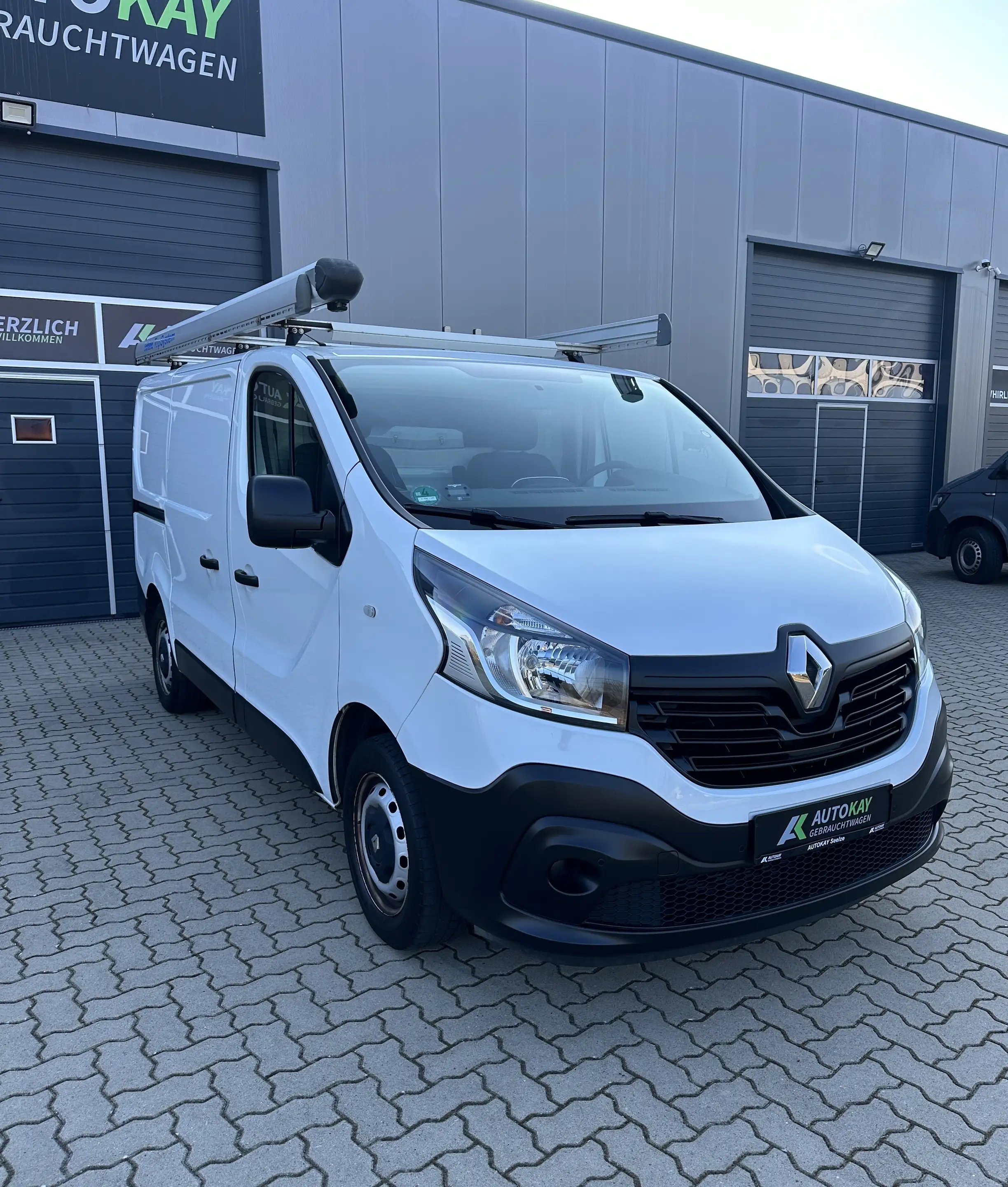 Renault Trafic L1H1 2,7t Komfort Sortimo Schränke*Klima*Navi*PDC*AHK*Rückfahrkamera.* Mwst Ausweisbar