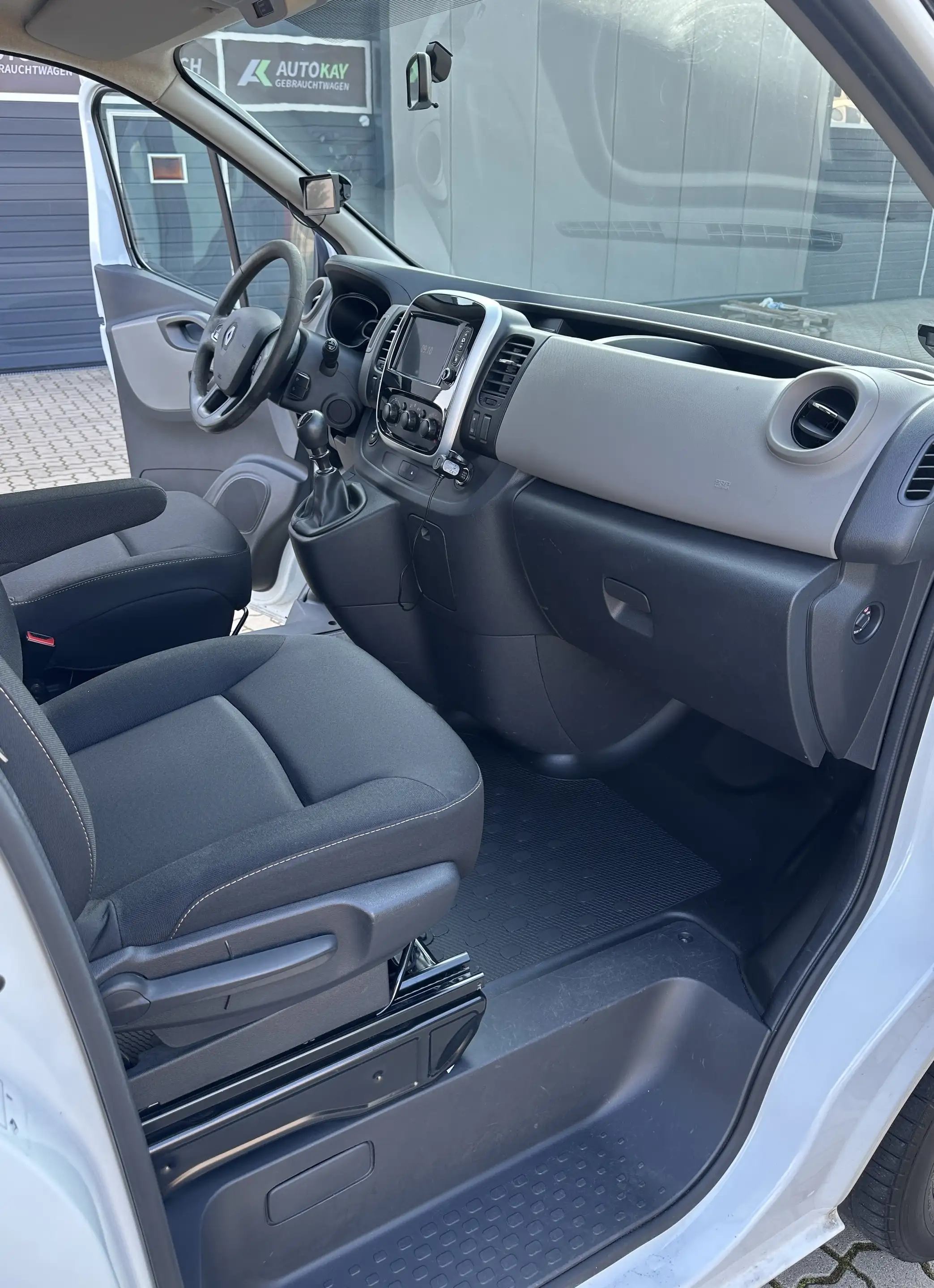 Renault Trafic L1H1 2,7t Komfort Sortimo Schränke*Klima*Navi*PDC*AHK*Rückfahrkamera.* Mwst Ausweisbar — photo 8