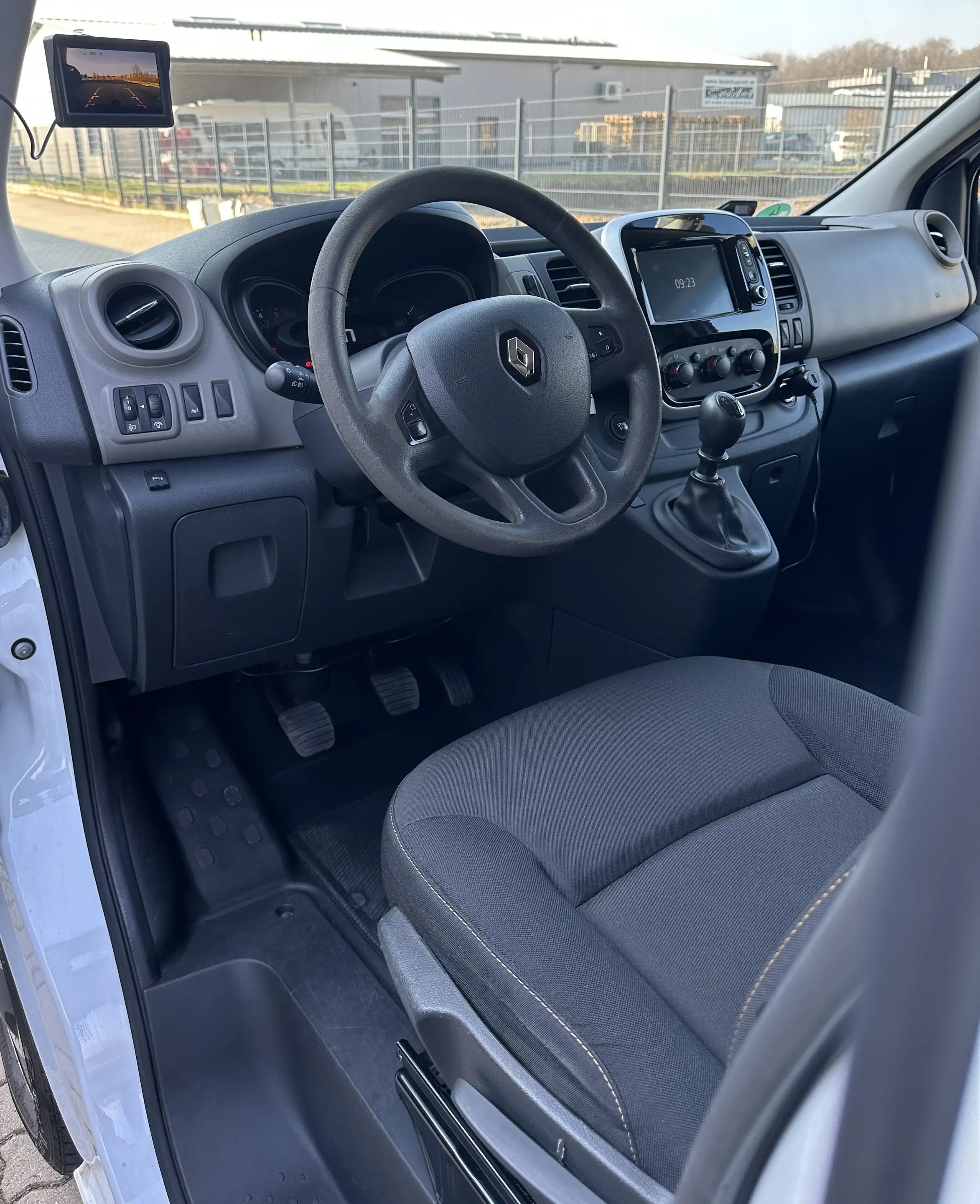 Renault Trafic L1H1 2,7t Komfort Sortimo Schränke*Klima*Navi*PDC*AHK*Rückfahrkamera.* Mwst Ausweisbar — photo 9