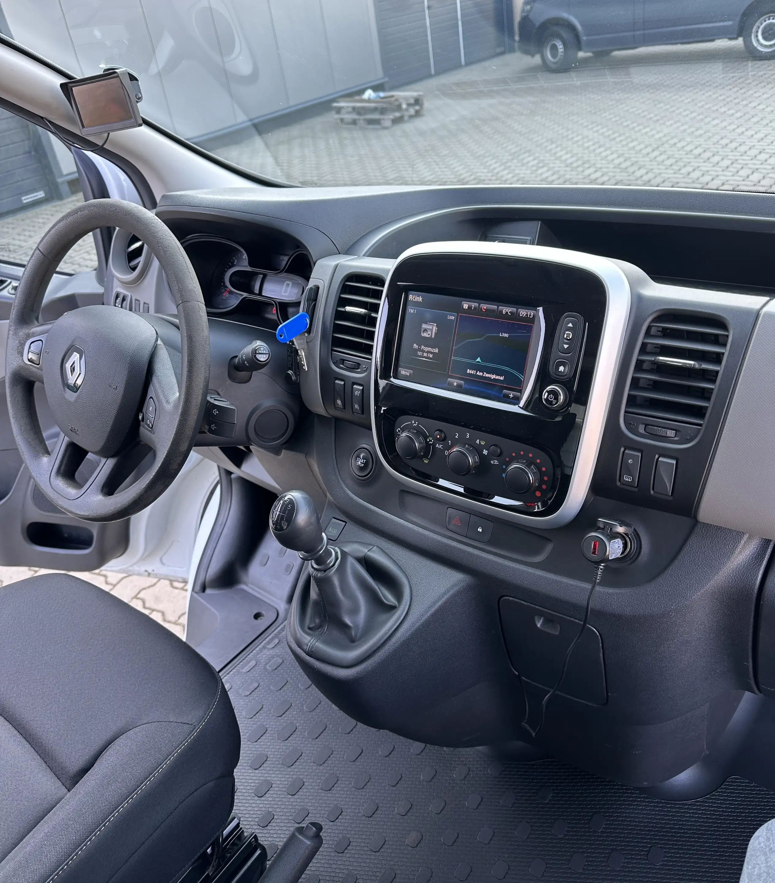 Renault Trafic L1H1 2,7t Komfort Sortimo Schränke*Klima*Navi*PDC*AHK*Rückfahrkamera.* Mwst Ausweisbar — photo 11