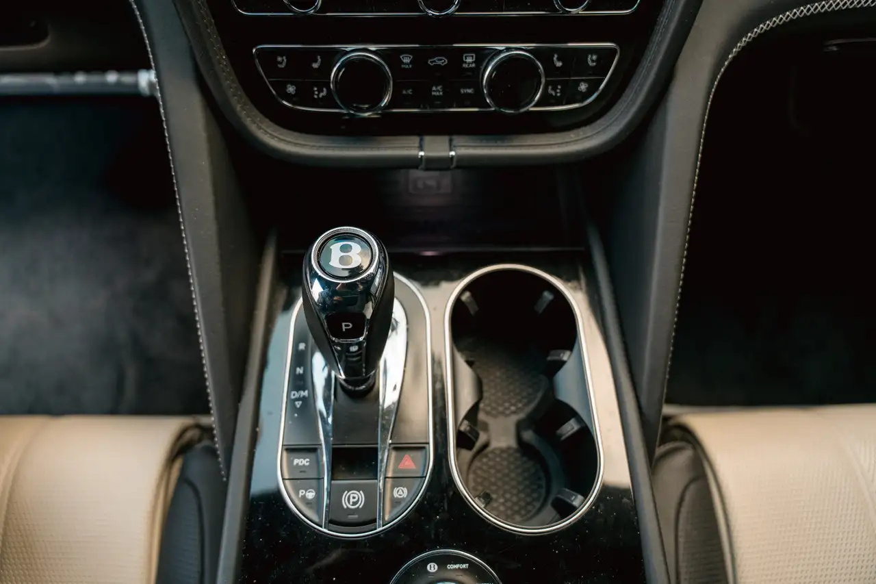 Bentley Bentayga 2022 — фото 12