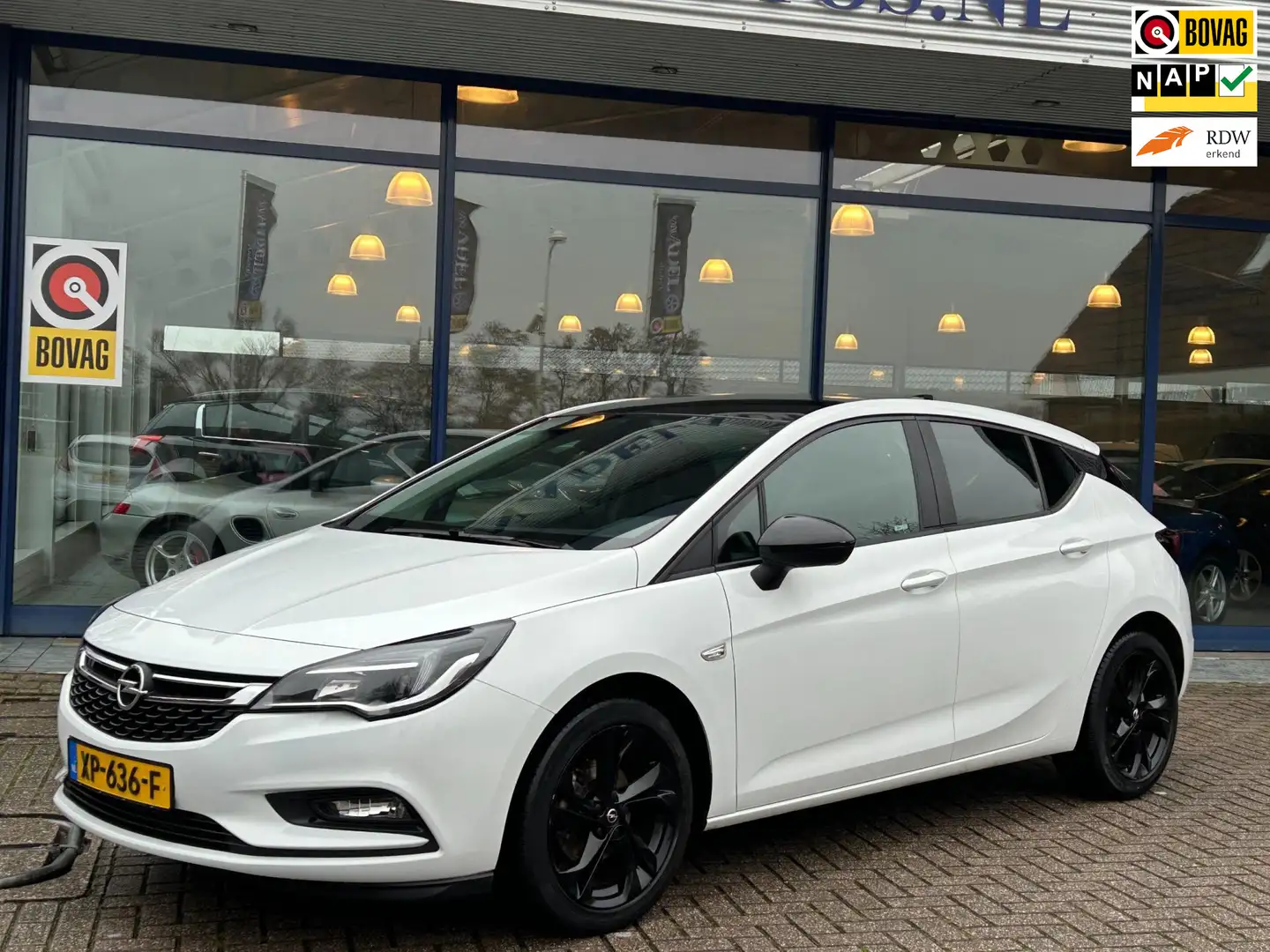 Opel Astra 1.4 Turbo Black Edition 5Drs Navi Airco Bluetooth Wit - 1