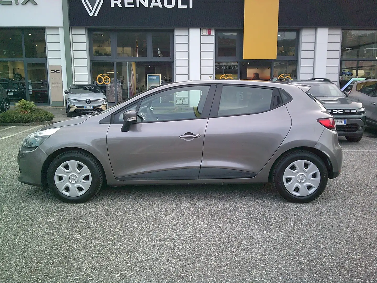 Renault Clio Clio IV 2012 5p 1.2 Wave Gpl 75cv Grijs - 2