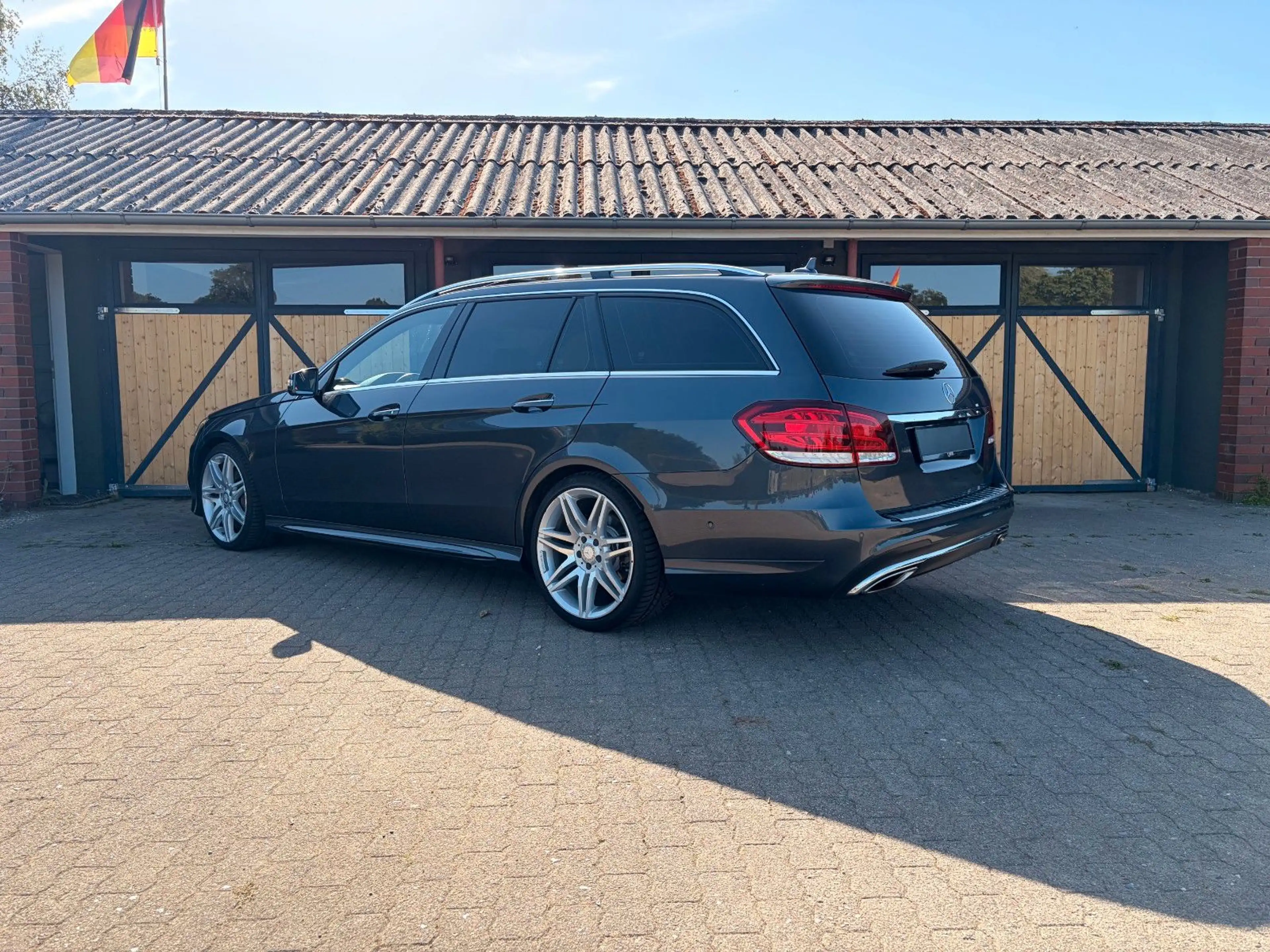 Mercedes-Benz E 350 D BlueTec 4M AMG/SHGD/MEM/360/AIR/ILS/KEYL — photo 3