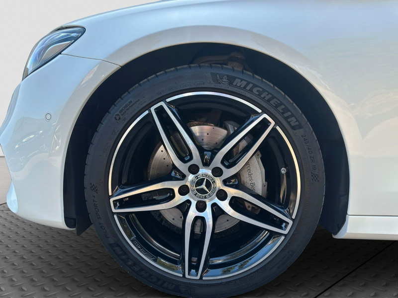 Mercedes-Benz E 220 dT AMG MULTIB DISTR 360° PANO NIGHT CARPLAY — photo 9