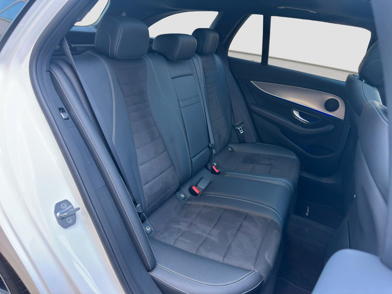 Mercedes-Benz E 220 dT AMG MULTIB DISTR 360° PANO NIGHT CARPLAY — photo 11