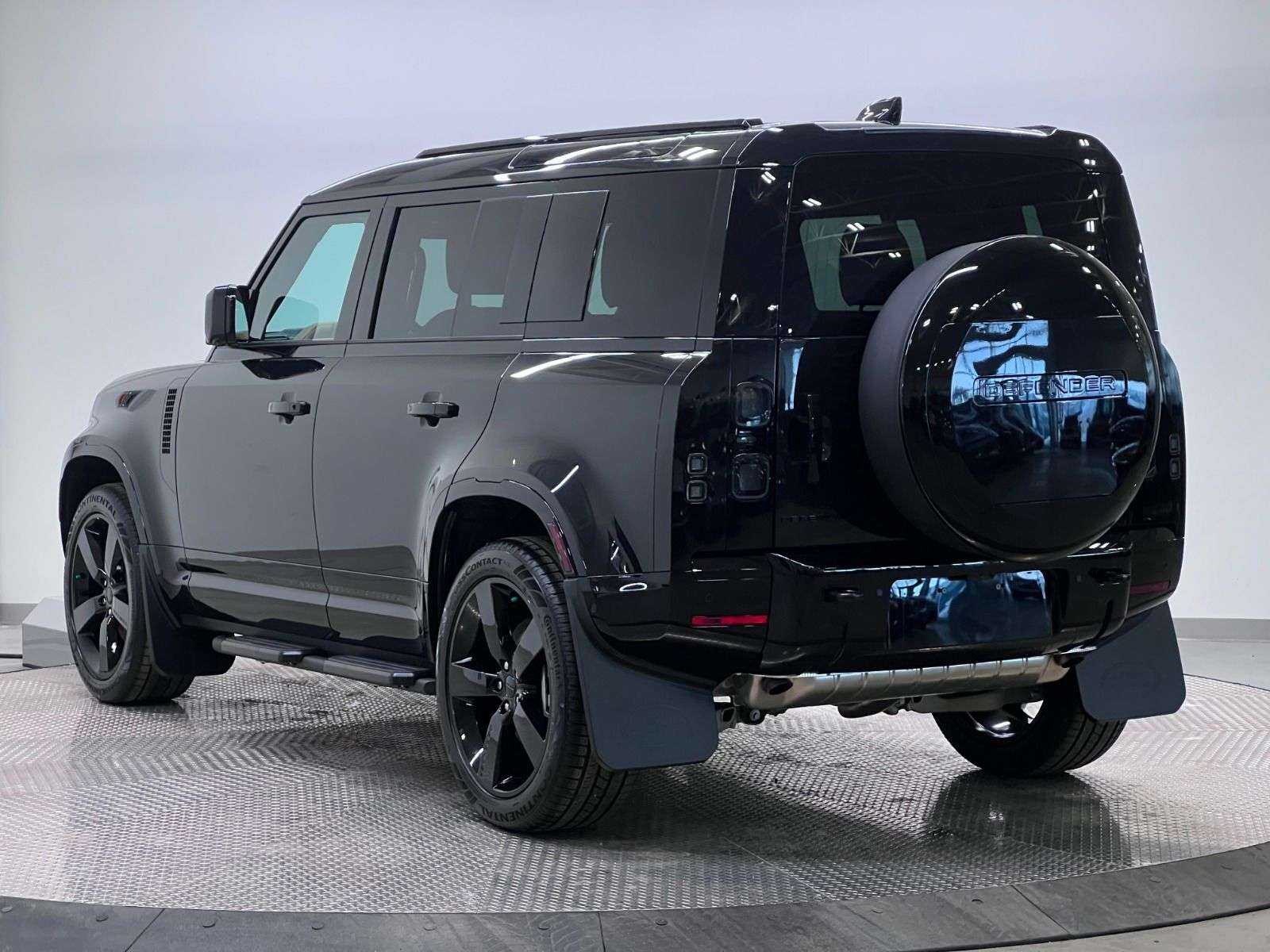 2026 Land Rover Defender 110 P400 X-DYNAMIC SE alt 3