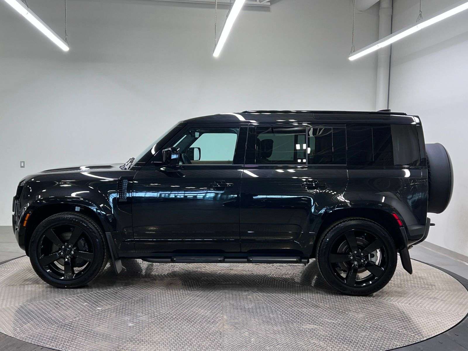 2026 Land Rover Defender 110 P400 X-DYNAMIC SE alt 2