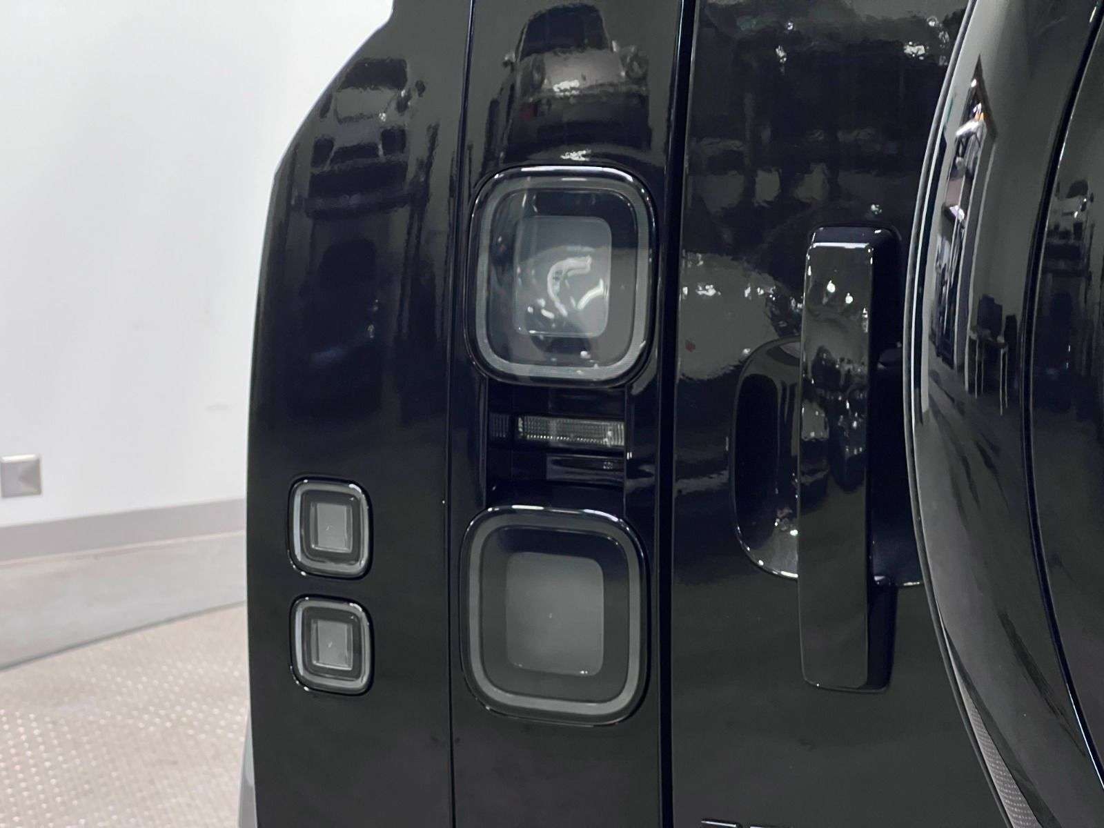 2026 Land Rover Defender 110 P400 X-DYNAMIC SE thumb 14