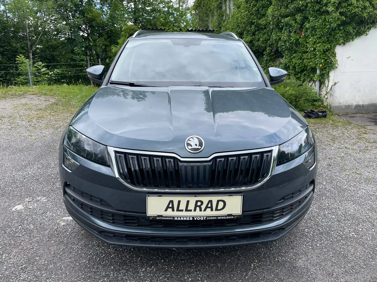 Skoda Karoq 2,0 TDI Ambition 4x4 DSG mit AHK!!! Grau - 2