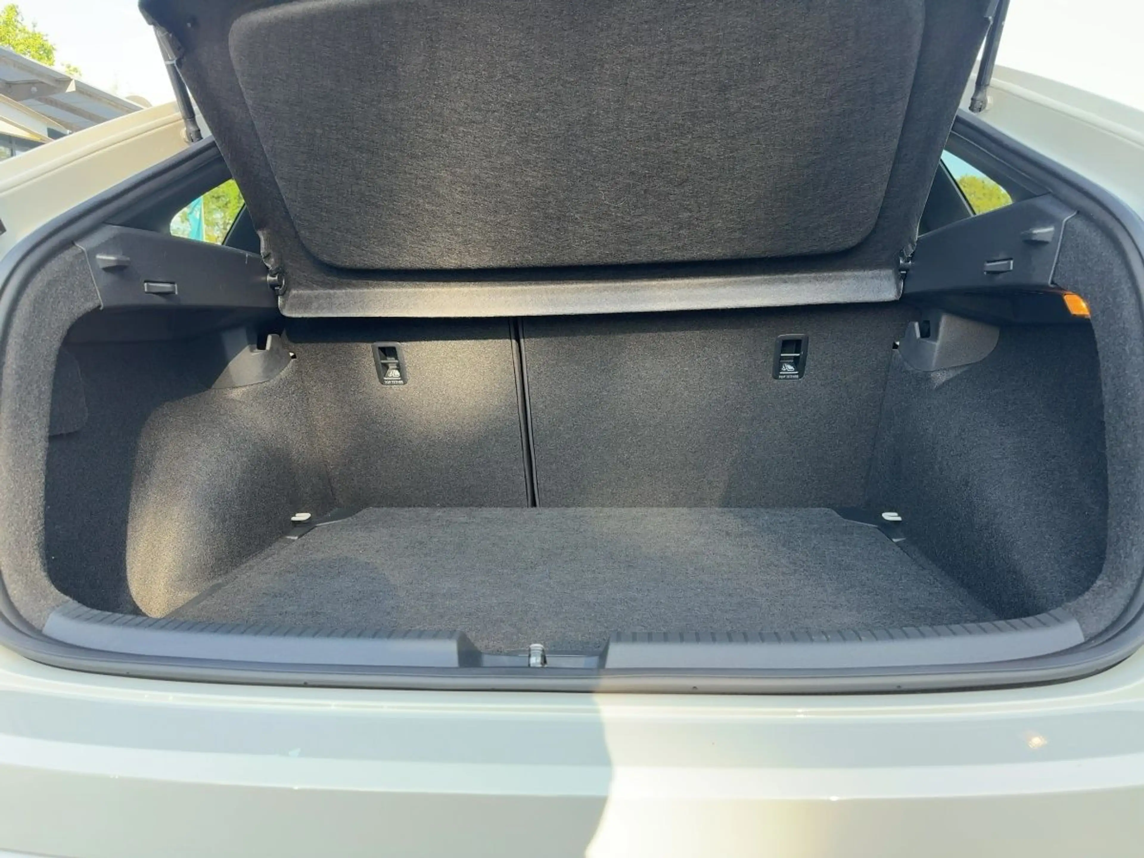 Volkswagen Taigo 1.0 TSI R-Line DSG LM18 Navi Kamera — photo 8