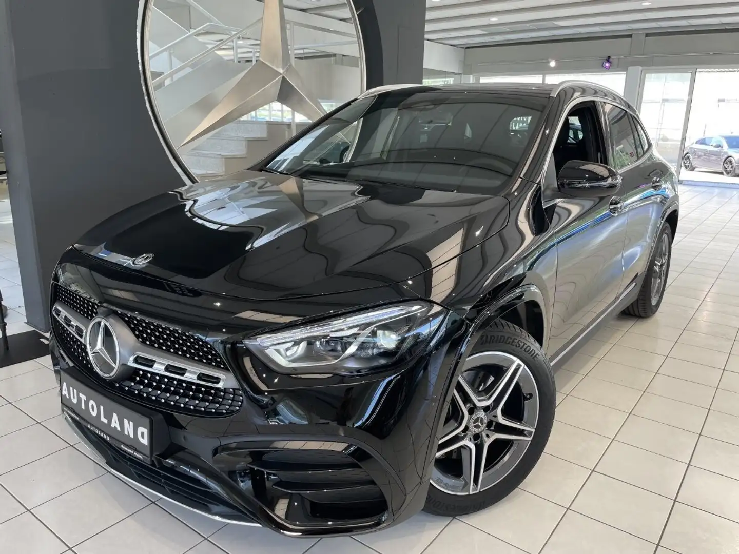 Mercedes-Benz GLA 180 Special Edition Schwarz - 2
