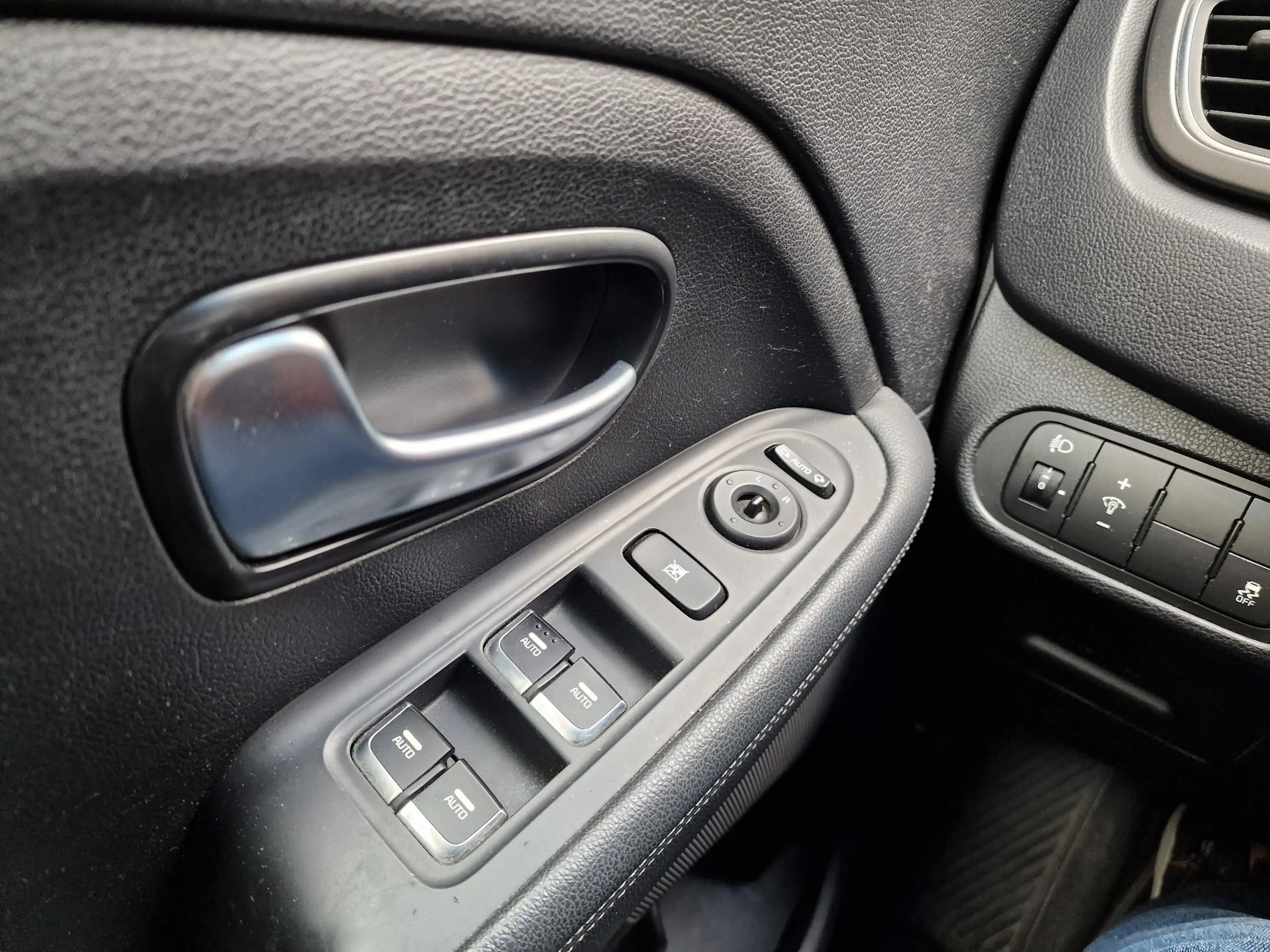 Kia Carens 1.7 CRDI Lounge — photo 7