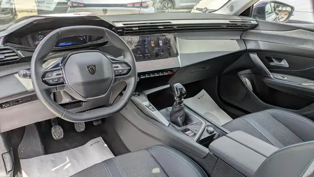 Peugeot 308 view 3