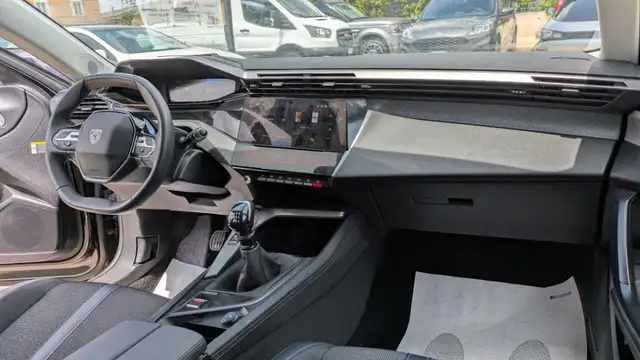 Peugeot 308 view 5