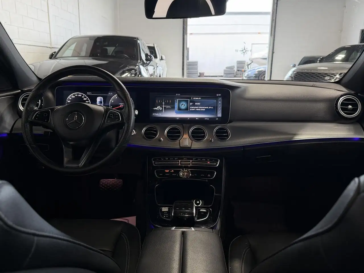 Mercedes-Benz E-Class снимка Mercedes-Benz E-Class