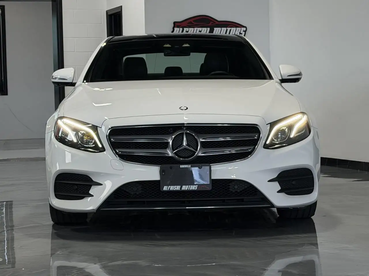 Mercedes-Benz E-Class снимка Mercedes-Benz E-Class