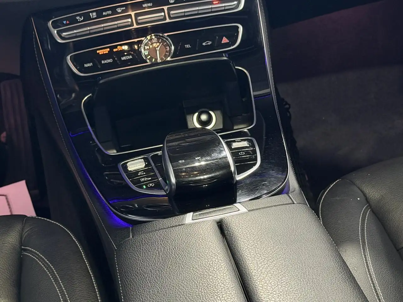 Mercedes-Benz E-Class снимка Mercedes-Benz E-Class