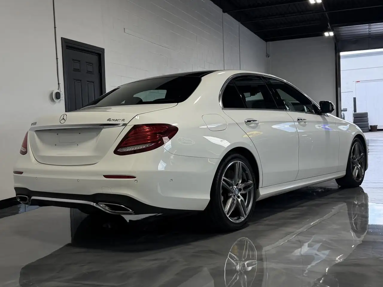 Mercedes-Benz E-Class снимка Mercedes-Benz E-Class