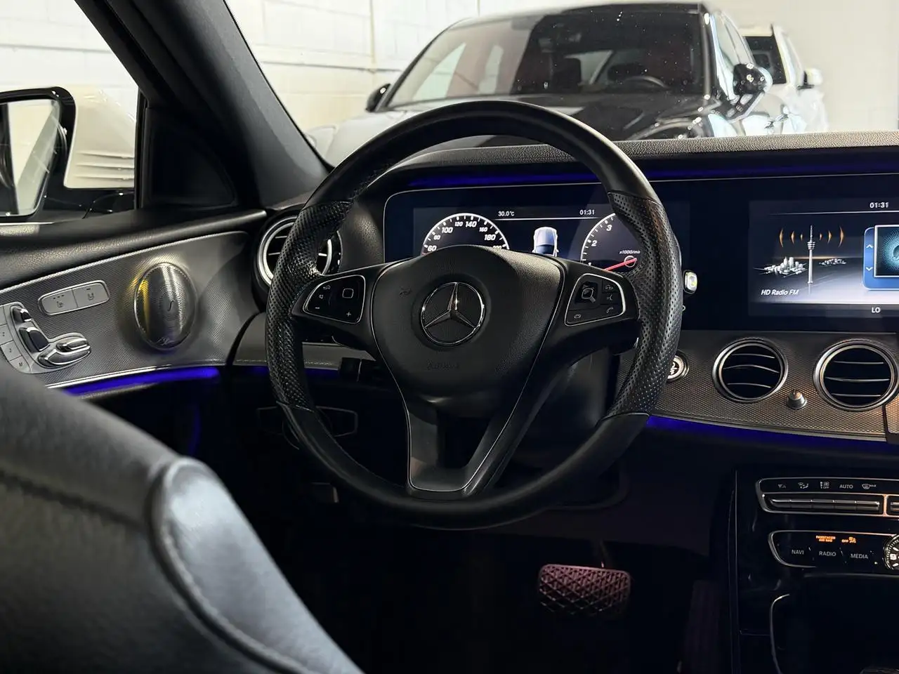 Mercedes-Benz E-Class снимка Mercedes-Benz E-Class