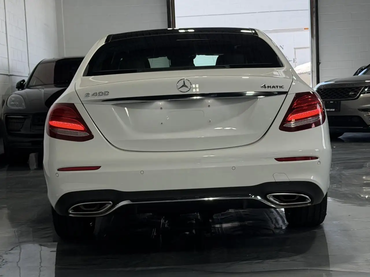 Mercedes-Benz E-Class снимка Mercedes-Benz E-Class