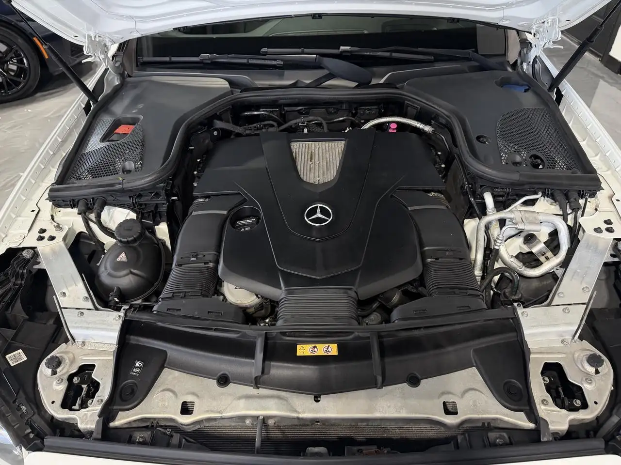 Mercedes-Benz E-Class снимка Mercedes-Benz E-Class