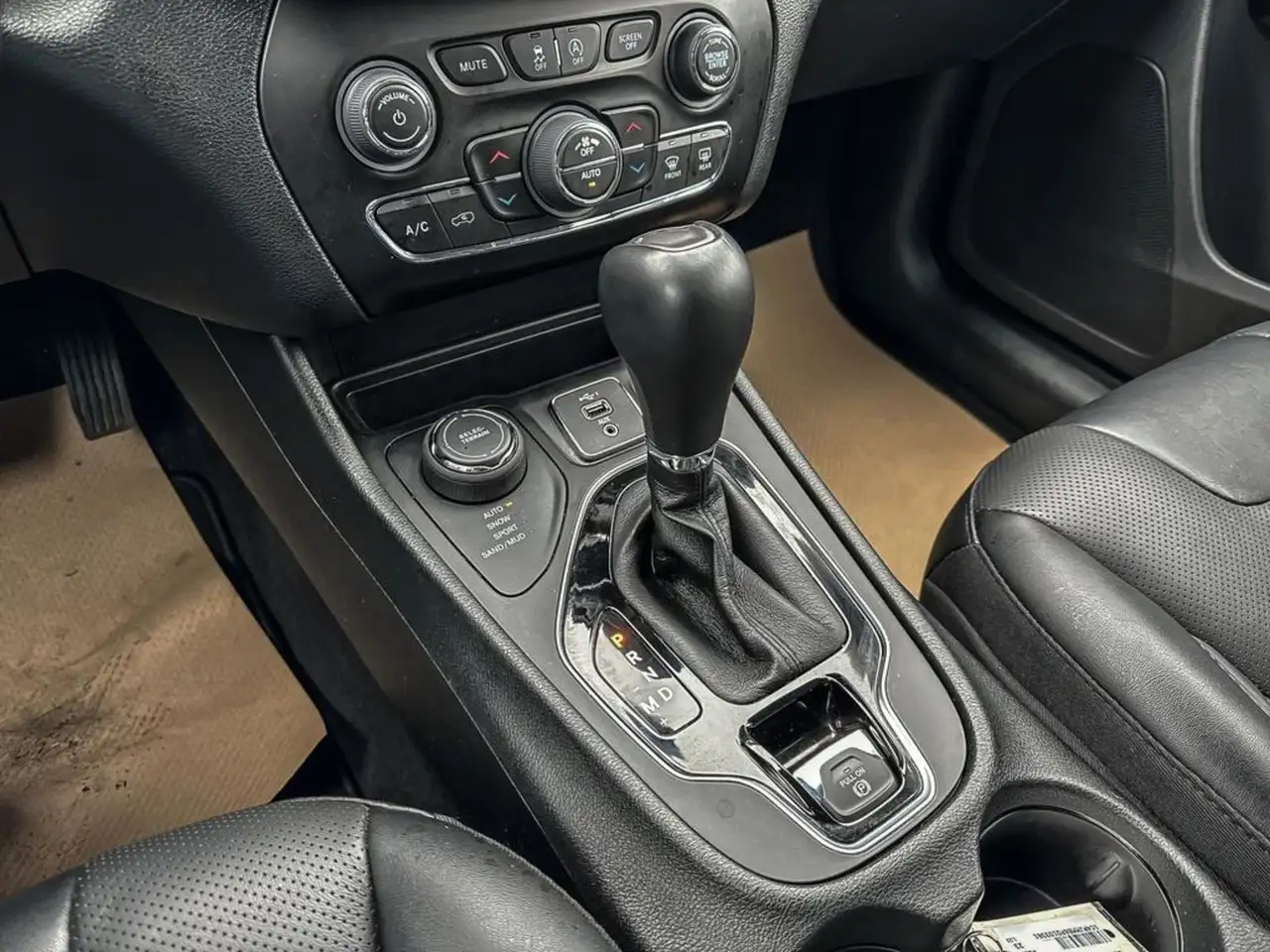 Jeep Cherokee снимка Jeep Cherokee