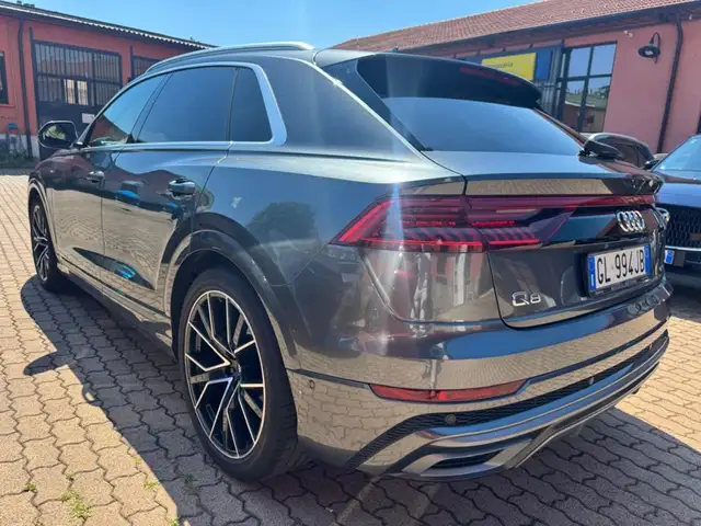 Audi Q8 view 6