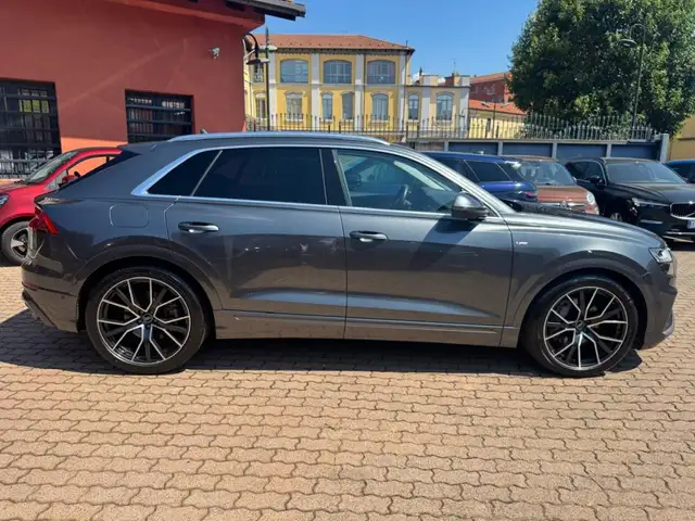 Audi Q8 view 7