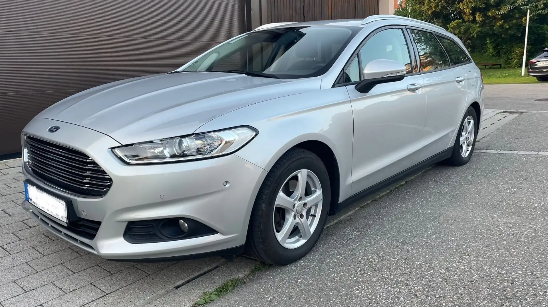 Ford Mondeo 2,0 TDCi-Navi-AHK-SHZ-PDC-TÜV-Garantie Silber - 1