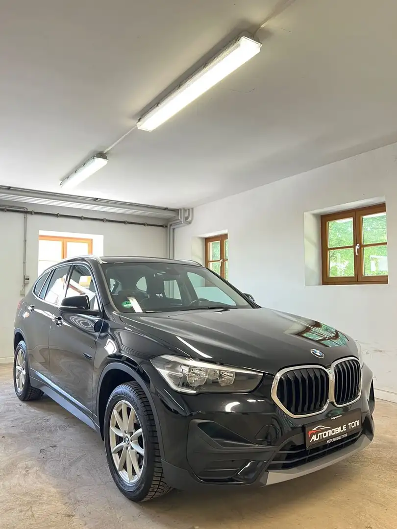 BMW X1 xDrive18d Navi AHK PDC Alu Klimaautomatik Noir - 1