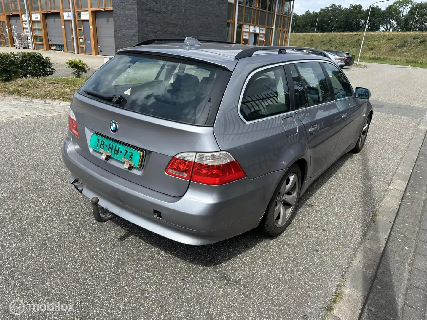 BMW 523 5-serie Touring 523i loopt op 5 cilinders Grijs - 2