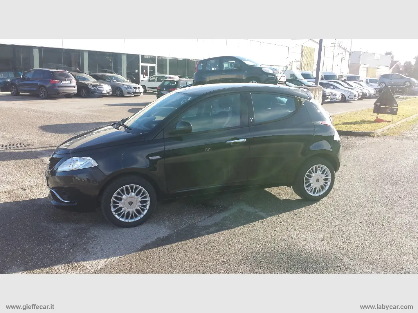 Lancia Ypsilon 1.2 69 CV Gold 5 POSTI Schwarz - 2
