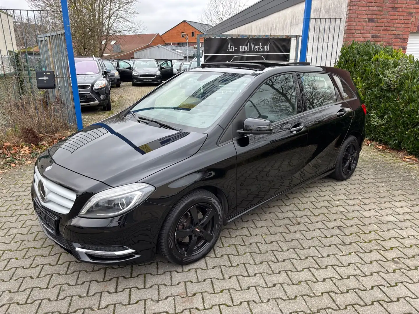 Mercedes-Benz B 180 AUTOMATIK 1 HAND SHZ S-DACH XENON TEMP Schwarz - 1