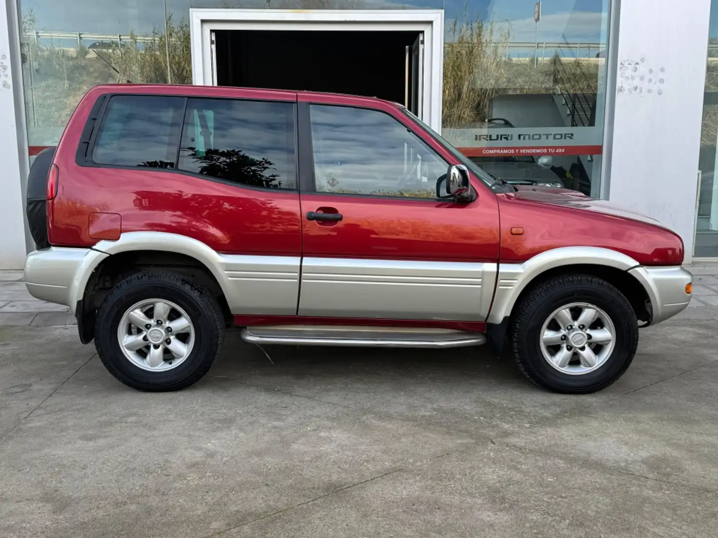 Nissan Terrano 2.7 TDi Luxury Burdeos - 1