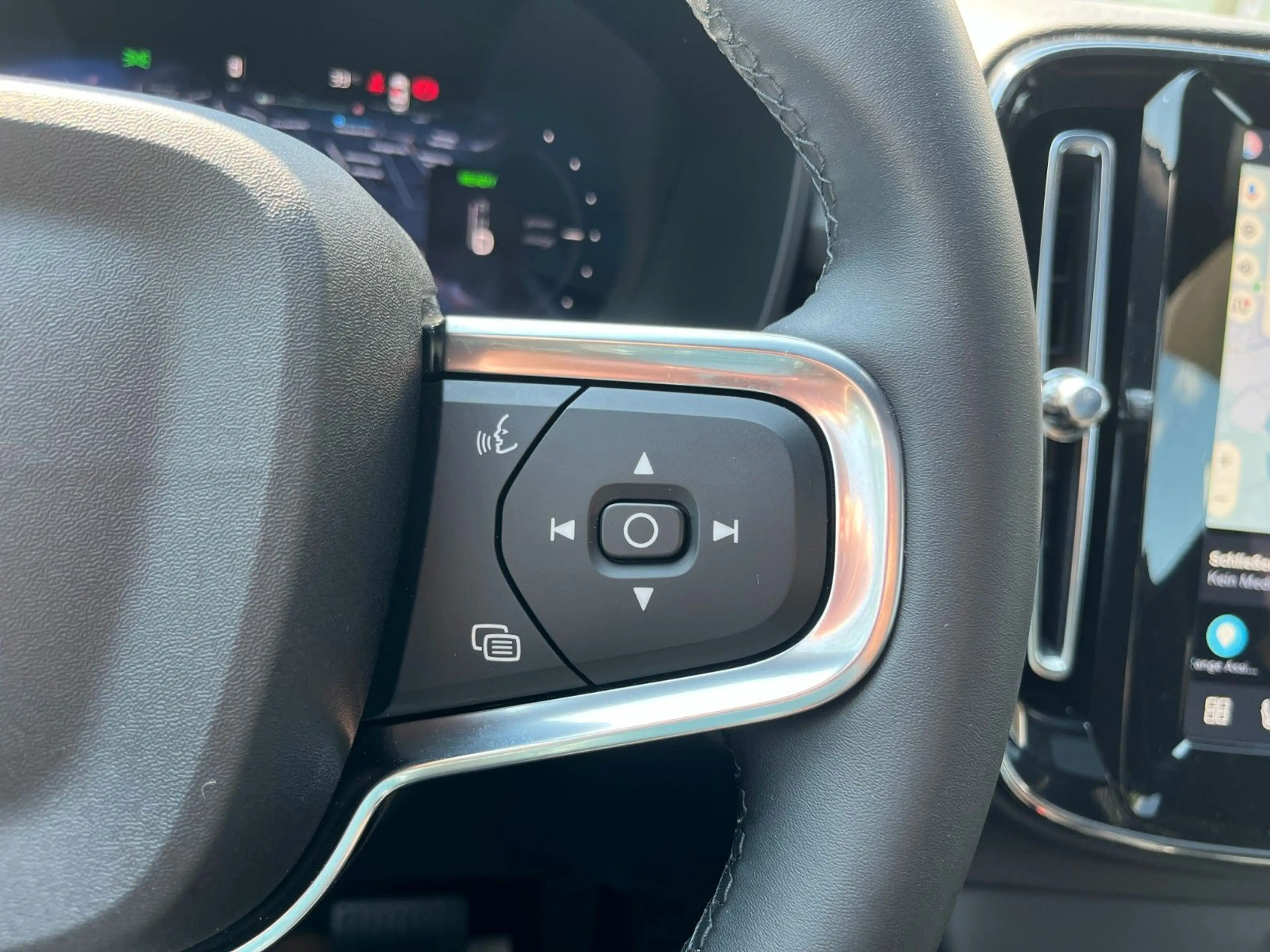 Volvo EX40 Ultra Black Edition Twin Motor — photo 17