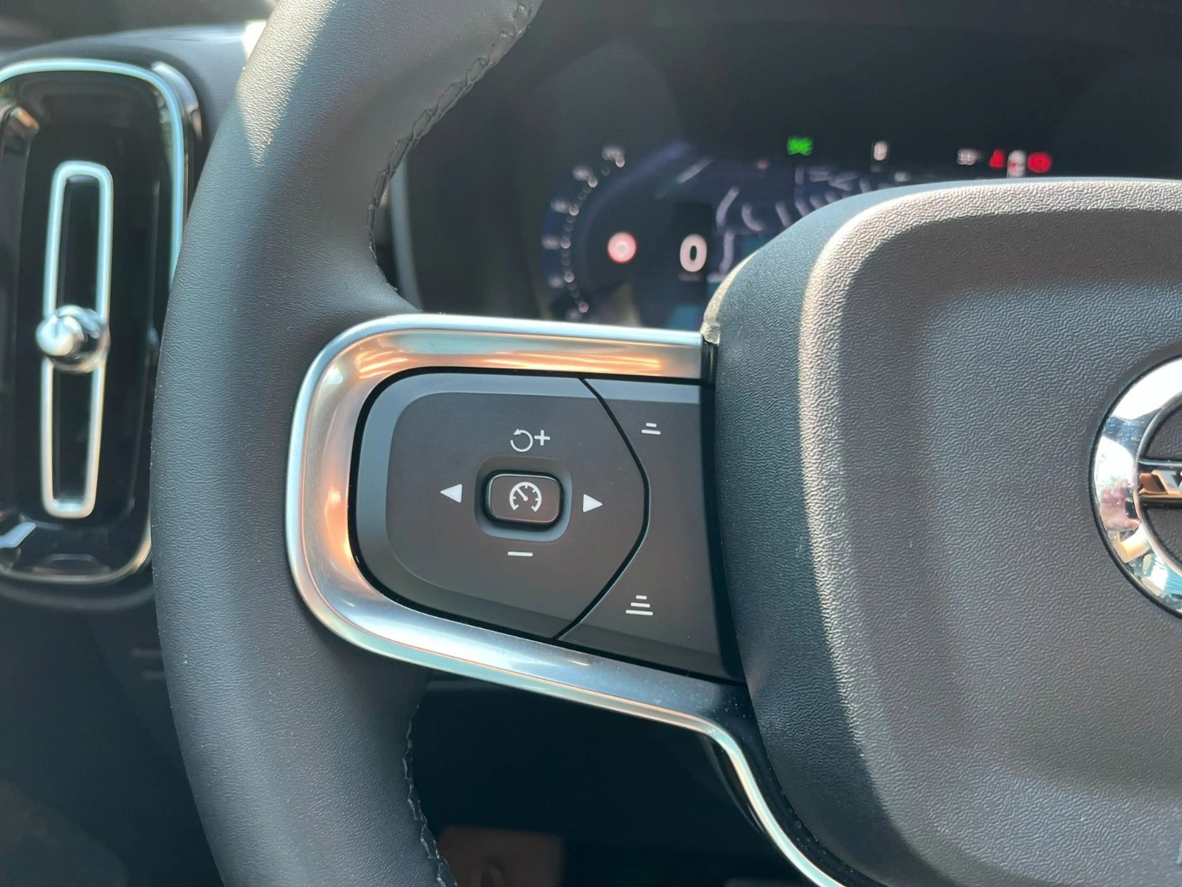 Volvo EX40 Ultra Black Edition Twin Motor — photo 18