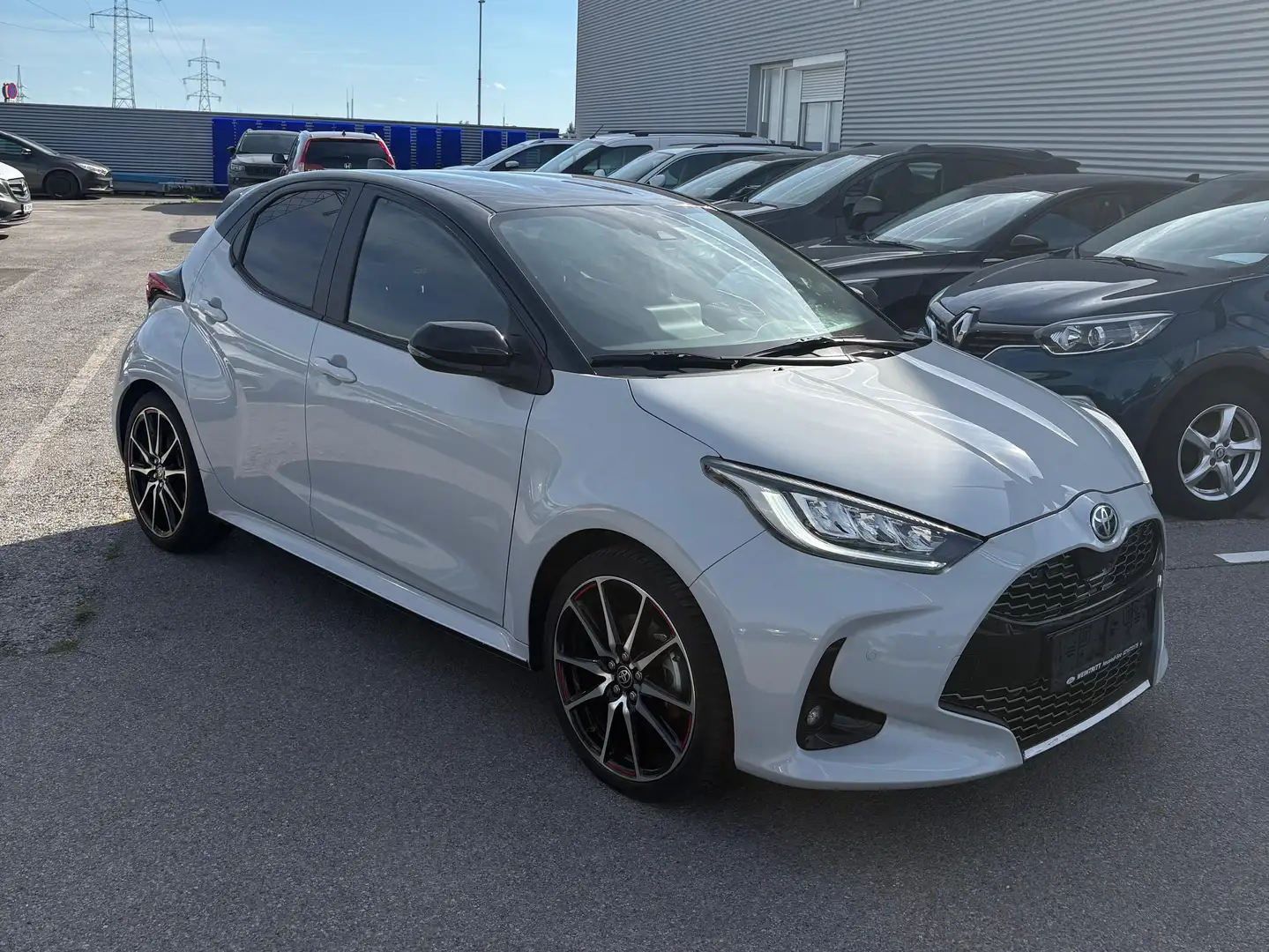 Toyota Yaris Hybrid Basis Grau - 1