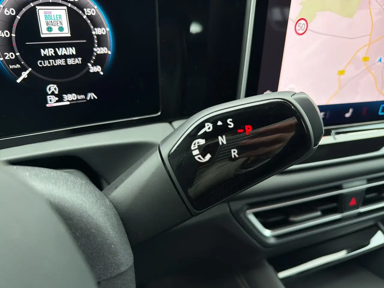 Volkswagen Tiguan R-Line 1.5 eTSI DSG IQ.Light Navi AHK AreaView ... 9