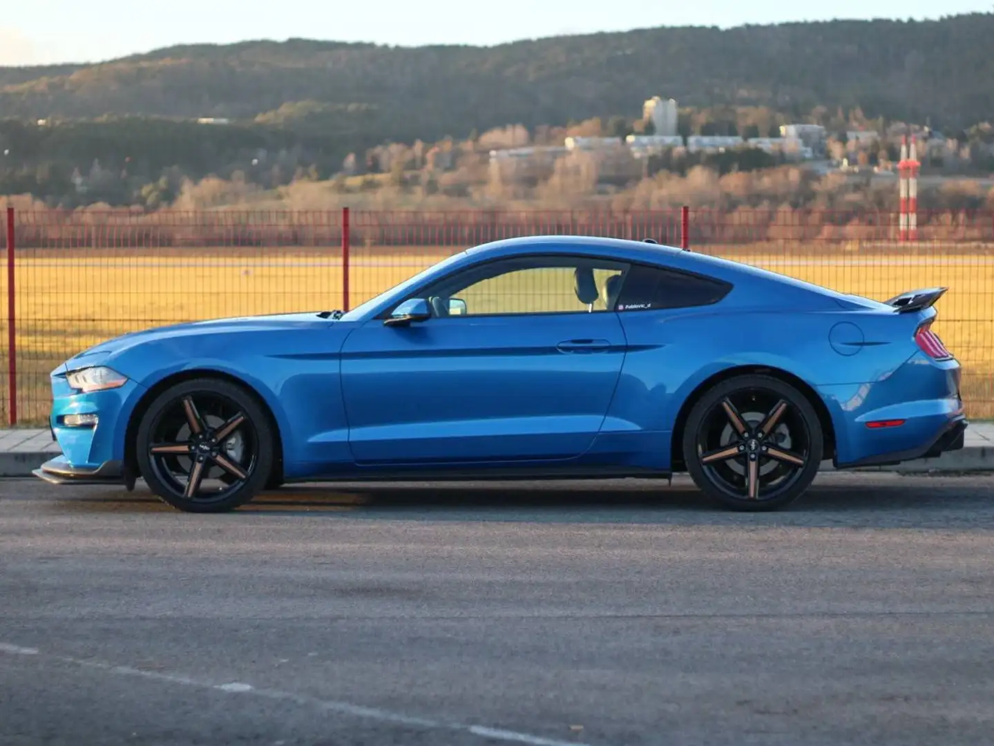 Ford Mustang Mustang Fastback 2.3 Eco Boost Aut. Blau - 1
