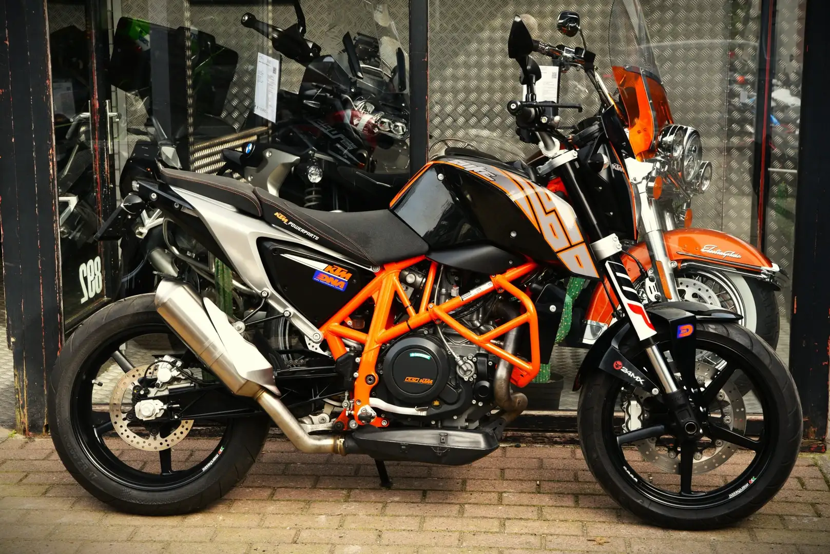 KTM 690 Duke ***MOTO VERTE*** Zwart - 2